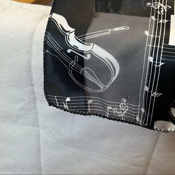 Satin musical scarf - Picture 5 of 7